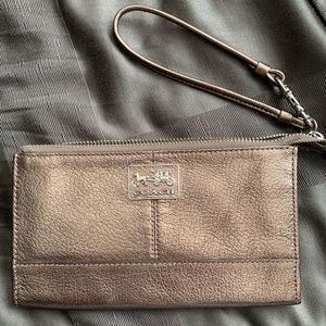 🔴 $15 SALE - Coach wristlet wallet